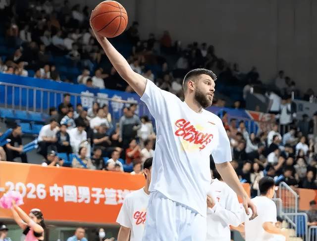 开云-19投狂砍32分16板！广东救火大外援首秀大放异彩，杜锋验货成功